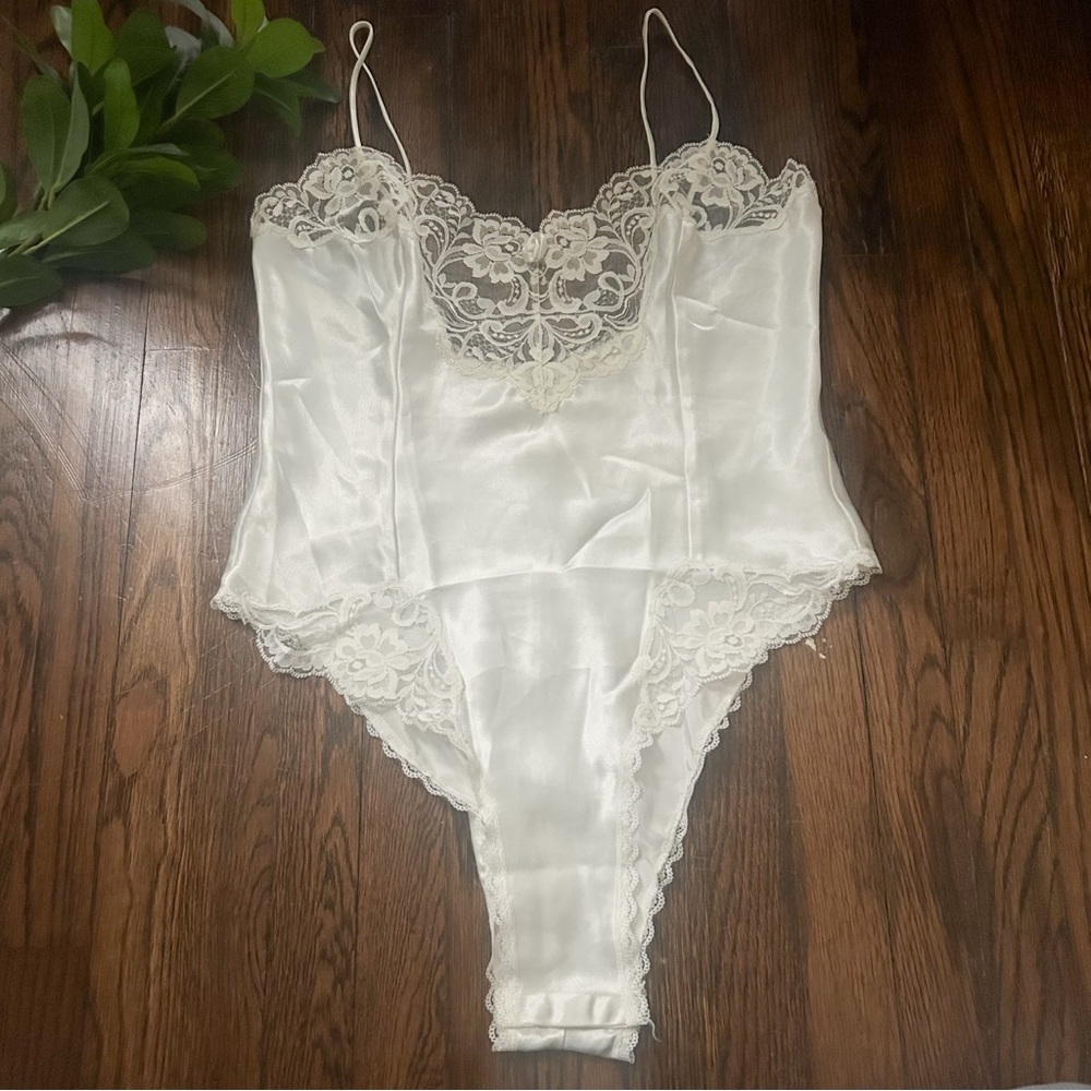 Cacique Vintage Ivory Lace Bodysuit sz Medium